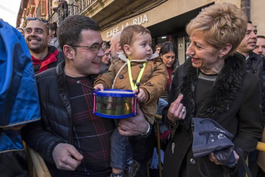 Reparto de monedas en la festividad de San Felices en Viana.