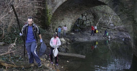 400 voluntarios, convocados por Alianza por el Clima, limpiaron el Arga.