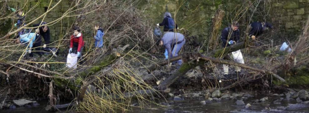 400 voluntarios, convocados por Alianza por el Clima, limpiaron el Arga.