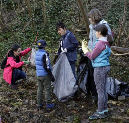 400 voluntarios, convocados por Alianza por el Clima, limpiaron el Arga.