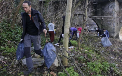400 voluntarios, convocados por Alianza por el Clima, limpiaron el Arga.