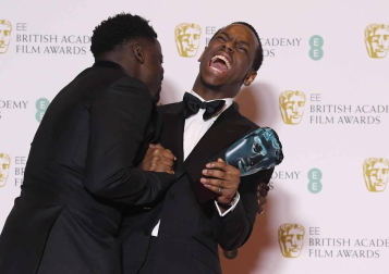 El negro, salvo algunas excepciones, fue el rey de la alfombra roja de los Bafta del cine británico.