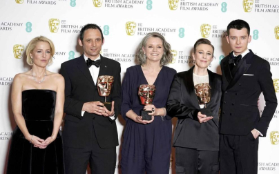 El negro, salvo algunas excepciones, fue el rey de la alfombra roja de los Bafta del cine británico.