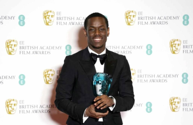 El negro, salvo algunas excepciones, fue el rey de la alfombra roja de los Bafta del cine británico.