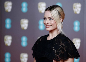 El negro, salvo algunas excepciones, fue el rey de la alfombra roja de los Bafta del cine británico.