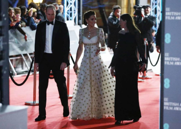 El negro, salvo algunas excepciones, fue el rey de la alfombra roja de los Bafta del cine británico.