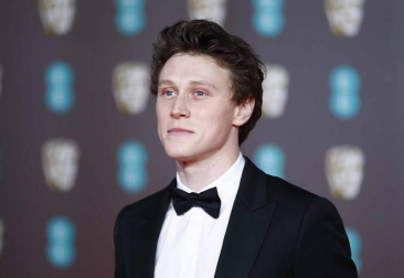 El negro, salvo algunas excepciones, fue el rey de la alfombra roja de los Bafta del cine británico.