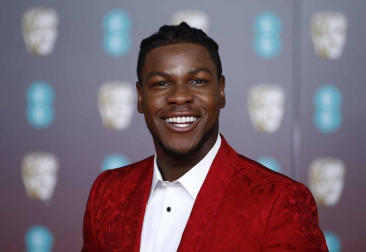 El negro, salvo algunas excepciones, fue el rey de la alfombra roja de los Bafta del cine británico.