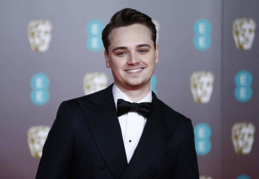 El negro, salvo algunas excepciones, fue el rey de la alfombra roja de los Bafta del cine británico.