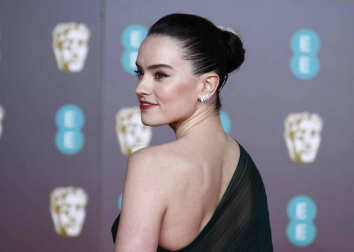 El negro, salvo algunas excepciones, fue el rey de la alfombra roja de los Bafta del cine británico.