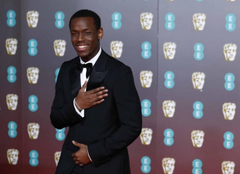 El negro, salvo algunas excepciones, fue el rey de la alfombra roja de los Bafta del cine británico.