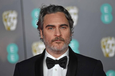 El negro, salvo algunas excepciones, fue el rey de la alfombra roja de los Bafta del cine británico.