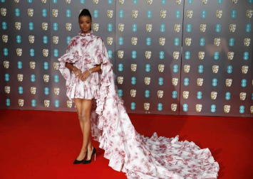 El negro, salvo algunas excepciones, fue el rey de la alfombra roja de los Bafta del cine británico.