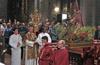 Roscos, tortas y dulces han inundado la plaza de San Nicolás en la fiesta de San Blas. La figura del santo y mártir ha salido en procesión acompañado de las autoridades municipales con el alcalde, Enrique Maya, a la cabeza.