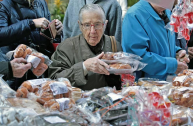 Roscos, tortas y dulces han inundado la plaza de San Nicolás en la fiesta de San Blas. La figura del santo y mártir ha salido en procesión acompañado de las autoridades municipales con el alcalde, Enrique Maya, a la cabeza.