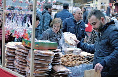 Roscos, tortas y dulces han inundado la plaza de San Nicolás en la fiesta de San Blas. La figura del santo y mártir ha salido en procesión acompañado de las autoridades municipales con el alcalde, Enrique Maya, a la cabeza.