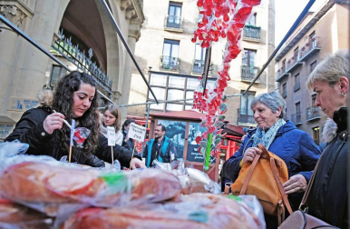 Roscos, tortas y dulces han inundado la plaza de San Nicolás en la fiesta de San Blas. La figura del santo y mártir ha salido en procesión acompañado de las autoridades municipales con el alcalde, Enrique Maya, a la cabeza.