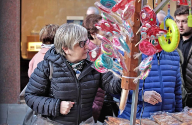 Roscos, tortas y dulces han inundado la plaza de San Nicolás en la fiesta de San Blas. La figura del santo y mártir ha salido en procesión acompañado de las autoridades municipales con el alcalde, Enrique Maya, a la cabeza.
