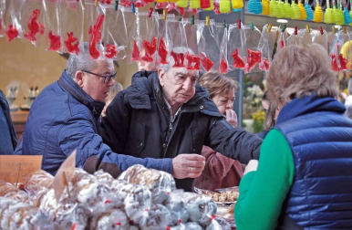 Roscos, tortas y dulces han inundado la plaza de San Nicolás en la fiesta de San Blas. La figura del santo y mártir ha salido en procesión acompañado de las autoridades municipales con el alcalde, Enrique Maya, a la cabeza.