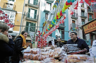 Roscos, tortas y dulces han inundado la plaza de San Nicolás en la fiesta de San Blas. La figura del santo y mártir ha salido en procesión acompañado de las autoridades municipales con el alcalde, Enrique Maya, a la cabeza.