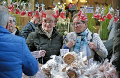 Roscos, tortas y dulces han inundado la plaza de San Nicolás en la fiesta de San Blas. La figura del santo y mártir ha salido en procesión acompañado de las autoridades municipales con el alcalde, Enrique Maya, a la cabeza.