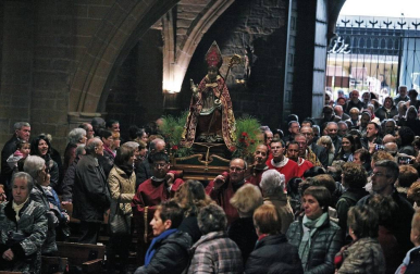 Roscos, tortas y dulces han inundado la plaza de San Nicolás en la fiesta de San Blas. La figura del santo y mártir ha salido en procesión acompañado de las autoridades municipales con el alcalde, Enrique Maya, a la cabeza.