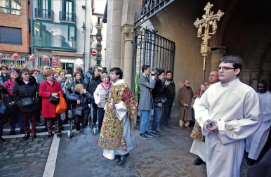 Roscos, tortas y dulces han inundado la plaza de San Nicolás en la fiesta de San Blas. La figura del santo y mártir ha salido en procesión acompañado de las autoridades municipales con el alcalde, Enrique Maya, a la cabeza.