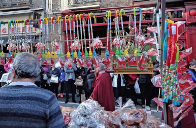 Roscos, tortas y dulces han inundado la plaza de San Nicolás en la fiesta de San Blas. La figura del santo y mártir ha salido en procesión acompañado de las autoridades municipales con el alcalde, Enrique Maya, a la cabeza.