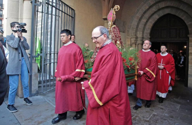 Roscos, tortas y dulces han inundado la plaza de San Nicolás en la fiesta de San Blas. La figura del santo y mártir ha salido en procesión acompañado de las autoridades municipales con el alcalde, Enrique Maya, a la cabeza.