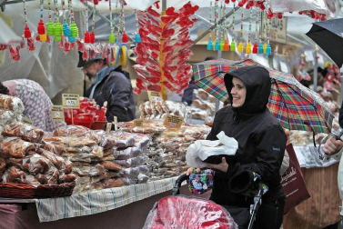 Roscos, tortas y dulces han inundado la plaza de San Nicolás en la fiesta de San Blas. La figura del santo y mártir ha salido en procesión acompañado de las autoridades municipales con el alcalde, Enrique Maya, a la cabeza.