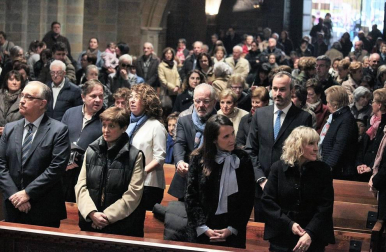 Roscos, tortas y dulces han inundado la plaza de San Nicolás en la fiesta de San Blas. La figura del santo y mártir ha salido en procesión acompañado de las autoridades municipales con el alcalde, Enrique Maya, a la cabeza.