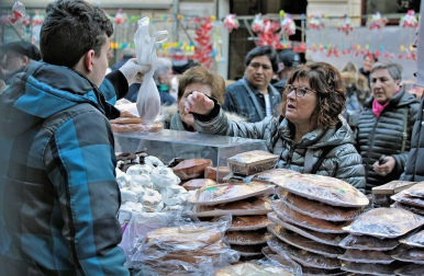Roscos, tortas y dulces han inundado la plaza de San Nicolás en la fiesta de San Blas. La figura del santo y mártir ha salido en procesión acompañado de las autoridades municipales con el alcalde, Enrique Maya, a la cabeza.