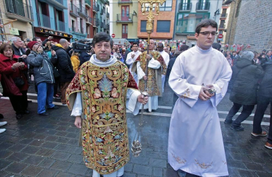 Roscos, tortas y dulces han inundado la plaza de San Nicolás en la fiesta de San Blas. La figura del santo y mártir ha salido en procesión acompañado de las autoridades municipales con el alcalde, Enrique Maya, a la cabeza.