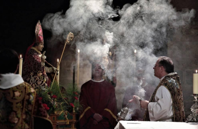 Roscos, tortas y dulces han inundado la plaza de San Nicolás en la fiesta de San Blas. La figura del santo y mártir ha salido en procesión acompañado de las autoridades municipales con el alcalde, Enrique Maya, a la cabeza.