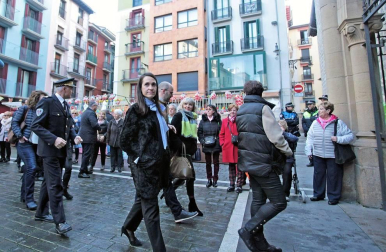 Roscos, tortas y dulces han inundado la plaza de San Nicolás en la fiesta de San Blas. La figura del santo y mártir ha salido en procesión acompañado de las autoridades municipales con el alcalde, Enrique Maya, a la cabeza.