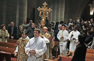 Roscos, tortas y dulces han inundado la plaza de San Nicolás en la fiesta de San Blas. La figura del santo y mártir ha salido en procesión acompañado de las autoridades municipales con el alcalde, Enrique Maya, a la cabeza.