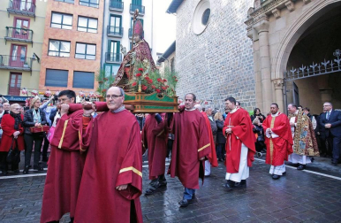 Roscos, tortas y dulces han inundado la plaza de San Nicolás en la fiesta de San Blas. La figura del santo y mártir ha salido en procesión acompañado de las autoridades municipales con el alcalde, Enrique Maya, a la cabeza.