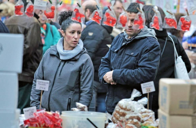 Roscos, tortas y dulces han inundado la plaza de San Nicolás en la fiesta de San Blas. La figura del santo y mártir ha salido en procesión acompañado de las autoridades municipales con el alcalde, Enrique Maya, a la cabeza.