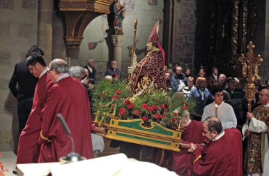Roscos, tortas y dulces han inundado la plaza de San Nicolás en la fiesta de San Blas. La figura del santo y mártir ha salido en procesión acompañado de las autoridades municipales con el alcalde, Enrique Maya, a la cabeza.