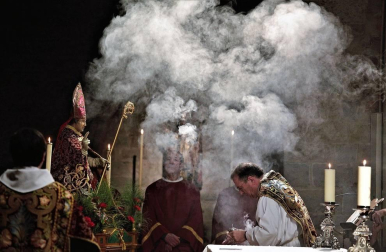Roscos, tortas y dulces han inundado la plaza de San Nicolás en la fiesta de San Blas. La figura del santo y mártir ha salido en procesión acompañado de las autoridades municipales con el alcalde, Enrique Maya, a la cabeza.