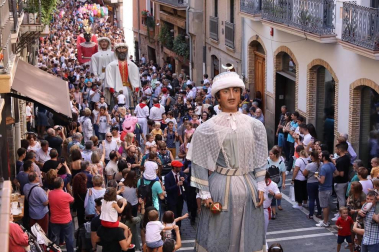 Todas las fotos de la salida de la Comparsa de Gigantes y Cabezudos en San Fermín Txikito.