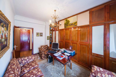 Un inmueble lleno de posibilidades con 200m2 de superficie útil y una gran luminosidad, ubicado en la zona de Jesuitas y Club de Tenis.