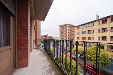 Un inmueble lleno de posibilidades con 200m2 de superficie útil y una gran luminosidad, ubicado en la zona de Jesuitas y Club de Tenis.