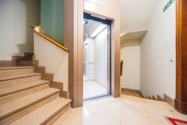 Un inmueble lleno de posibilidades con 200m2 de superficie útil y una gran luminosidad, ubicado en la zona de Jesuitas y Club de Tenis.