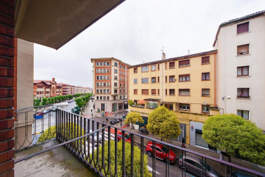 Un inmueble lleno de posibilidades con 200m2 de superficie útil y una gran luminosidad, ubicado en la zona de Jesuitas y Club de Tenis.