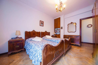 Un inmueble lleno de posibilidades con 200m2 de superficie útil y una gran luminosidad, ubicado en la zona de Jesuitas y Club de Tenis.