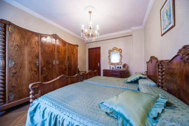 Un inmueble lleno de posibilidades con 200m2 de superficie útil y una gran luminosidad, ubicado en la zona de Jesuitas y Club de Tenis.