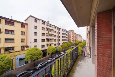 Un inmueble lleno de posibilidades con 200m2 de superficie útil y una gran luminosidad, ubicado en la zona de Jesuitas y Club de Tenis.