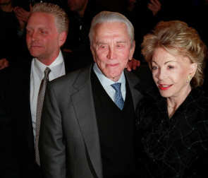 Imágenes de la vida y las películas en las que participó Kirk Douglas