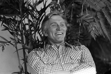 Imágenes de la vida y las películas en las que participó Kirk Douglas